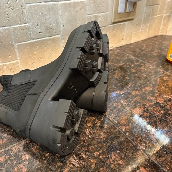 NWT Ugg Brooklyn Chelsea Boots Black Suede heel label with embossed UGG® logo. - Picture 8 of 8